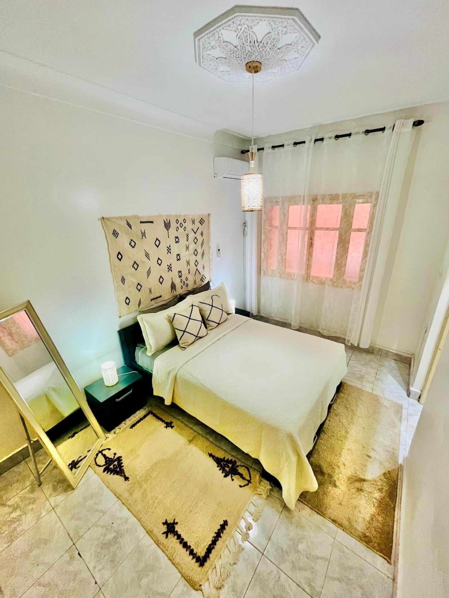 Apartment With Ac, Patio And Rooftop Appartement Climatise Avec Patio Et Toit Terrasse マラケシュ エクステリア 写真